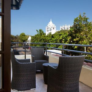 1 Bedroom Suite 1 King Sofa bed City View Balcony